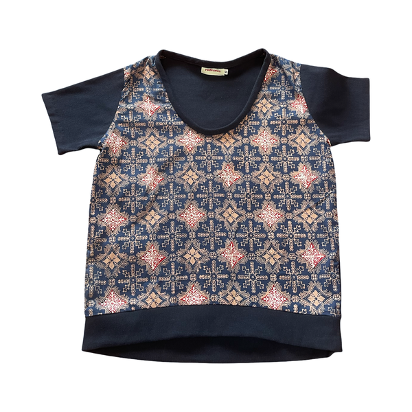 Batik tee top T 760 red+white geo print on navy